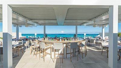 Hotel with outdoor bar at Beachfront at Windsong on the Reef